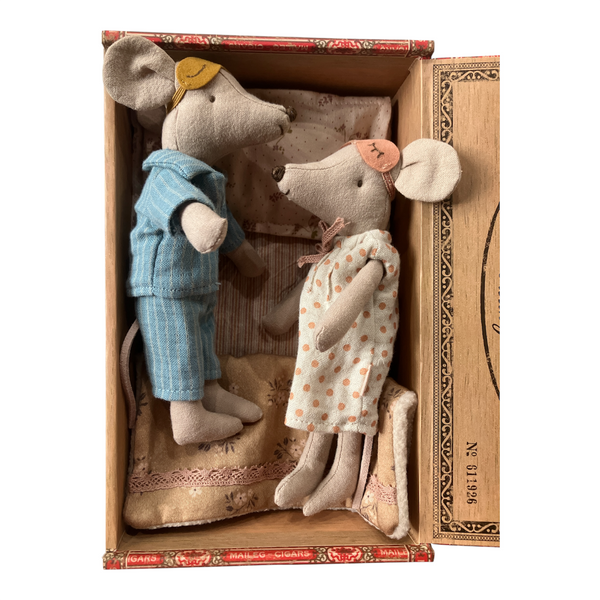 Mum & Dad Mice in Cigarbox