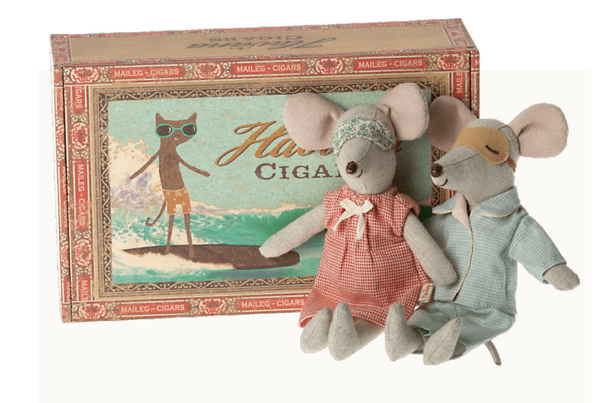 Mum & Dad mice in Cigarbox
